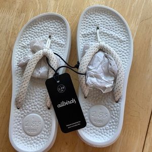 Womens size 7/ men’s size 5 Allbirds white flip flops